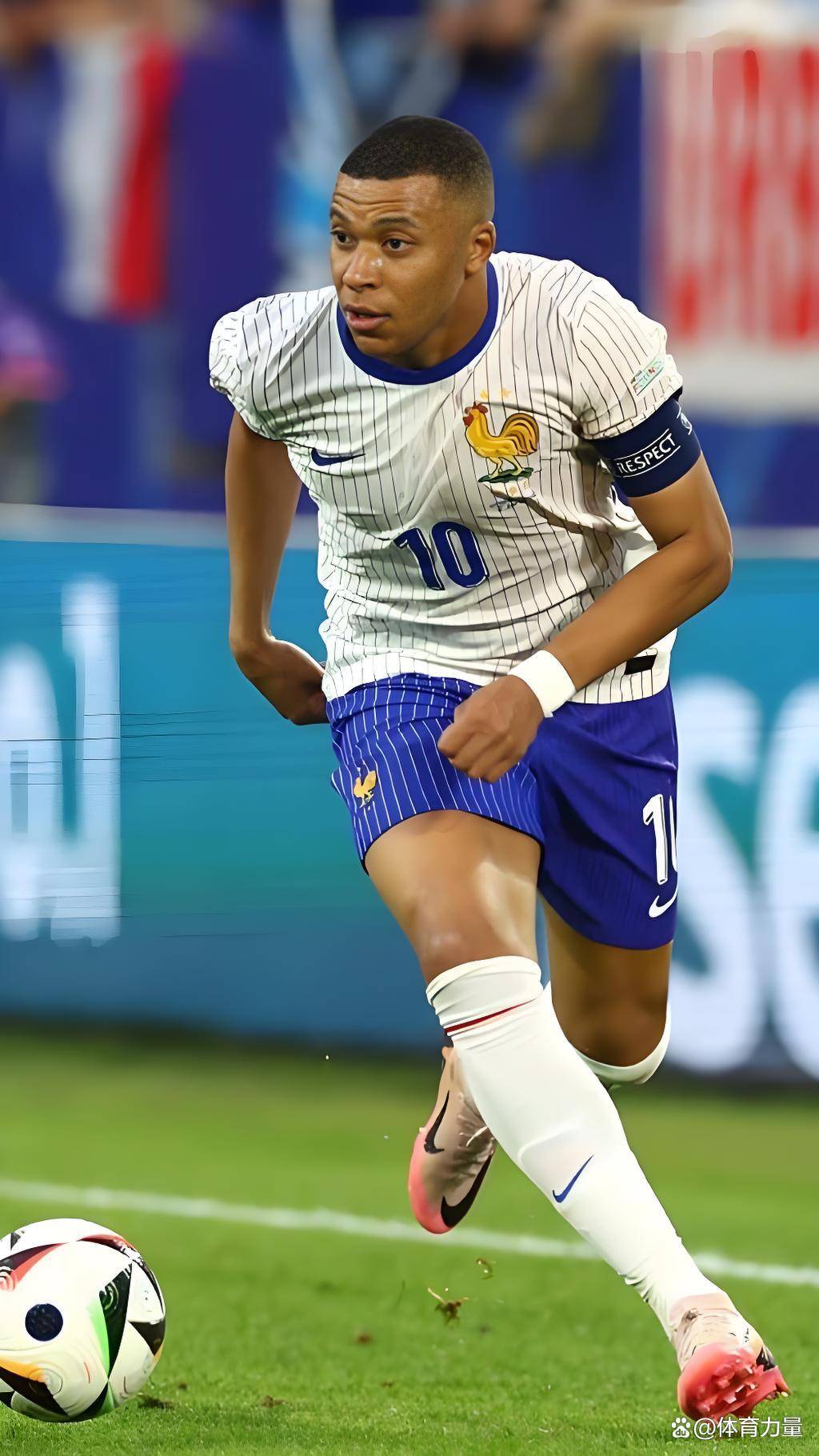 随着巴萨2-1绝杀，马竞1-0，贝蒂斯2-2绝平黄潜，西甲积分榜如下